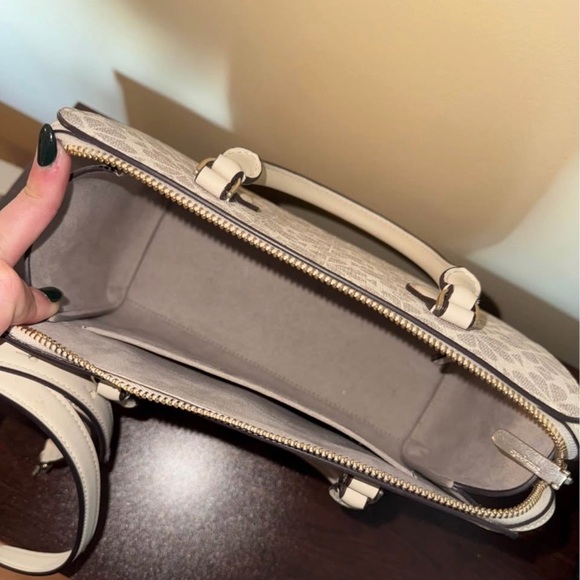 kate spade Handbags - Kate Spade Cream Crossbody Bag